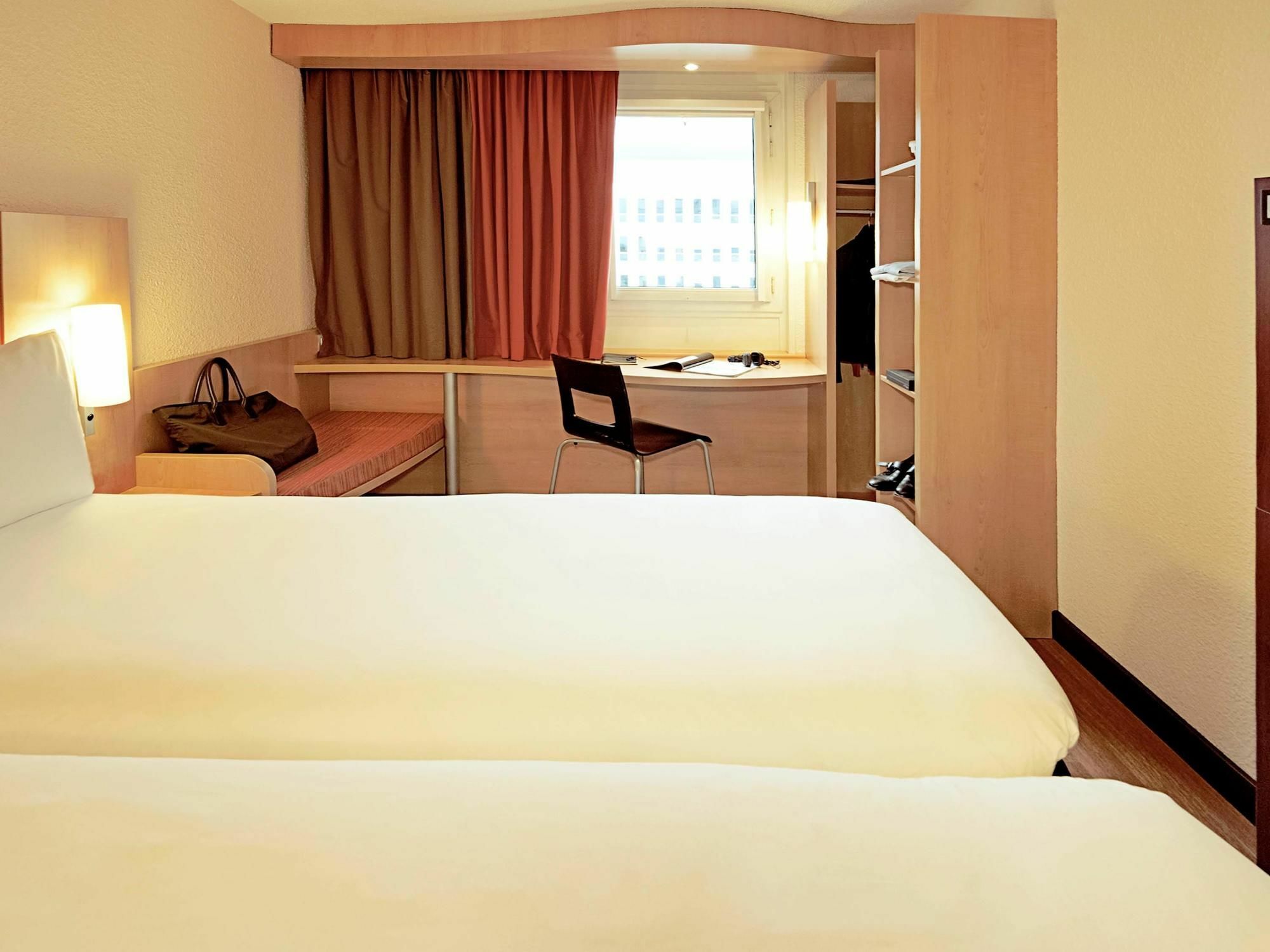 ホテル Ibis Reims タンクー エクステリア 写真
